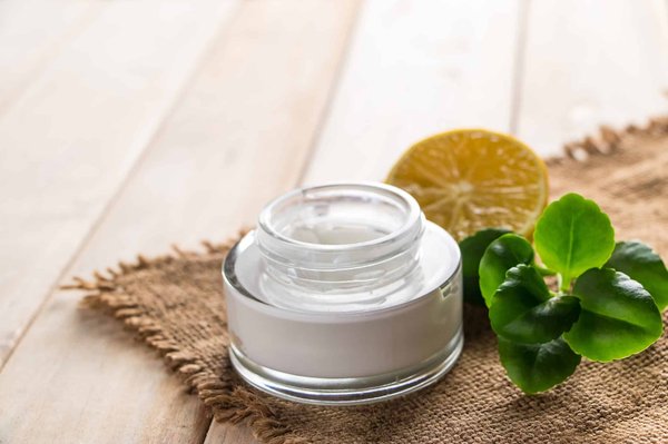 Comprendre les Certifications des Cosmétiques Bio : Démystification des Logos et des Labels